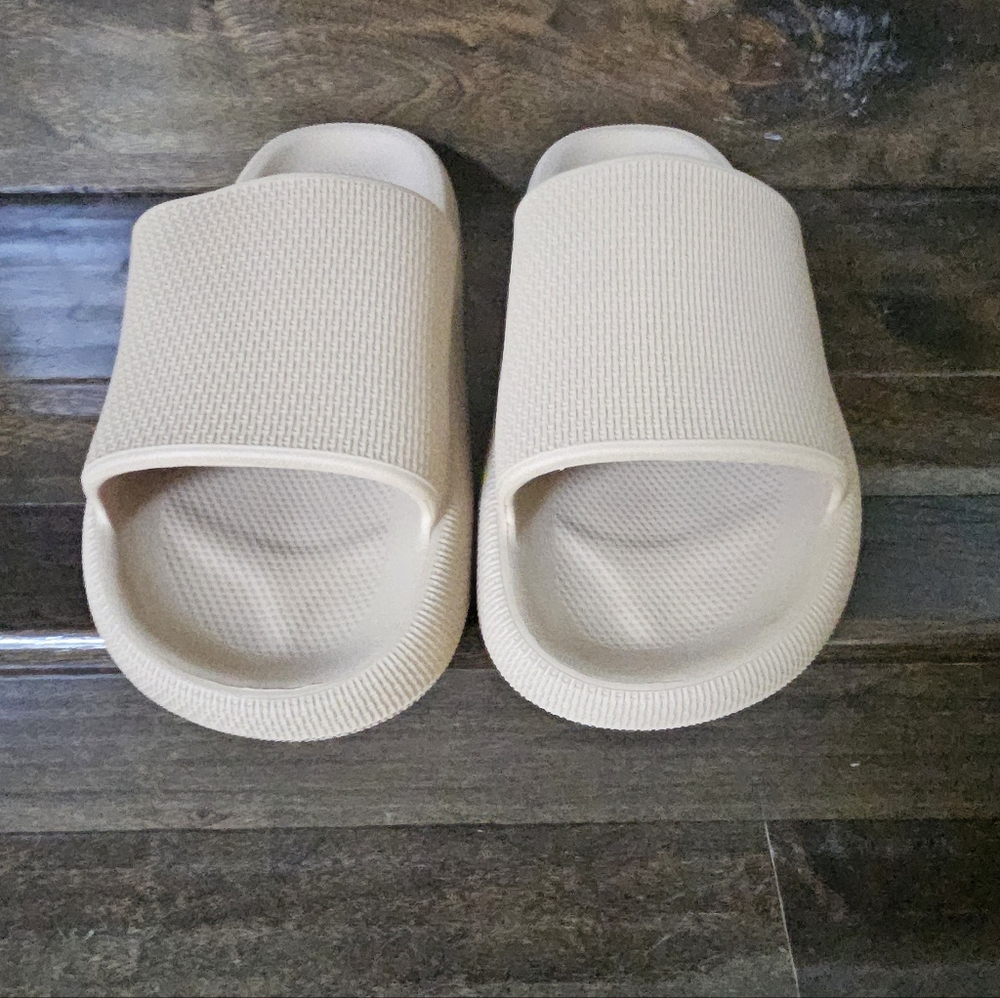 Bronax Pillow Slippers In Tan